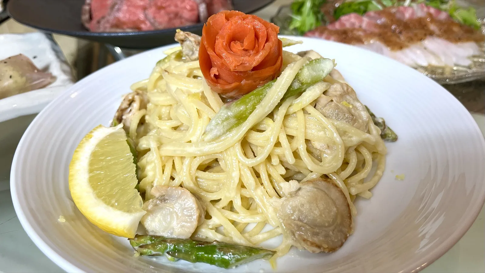 スモークサーモンとホタテのレモンクリームパスタ