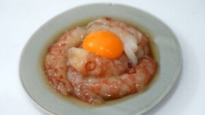 カンジャンセウ風 赤えびの漬け 卵黄のせ