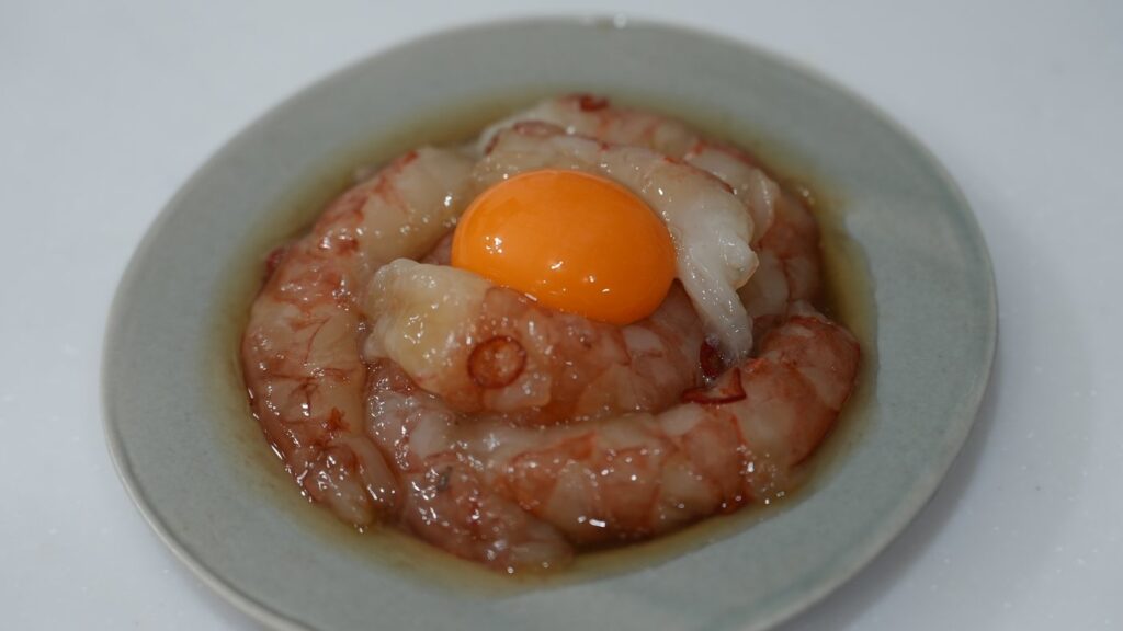 カンジャンセウ風 赤えびの漬け 卵黄のせ