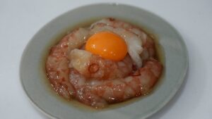 カンジャンセウ風 赤えびの漬け 卵黄のせ