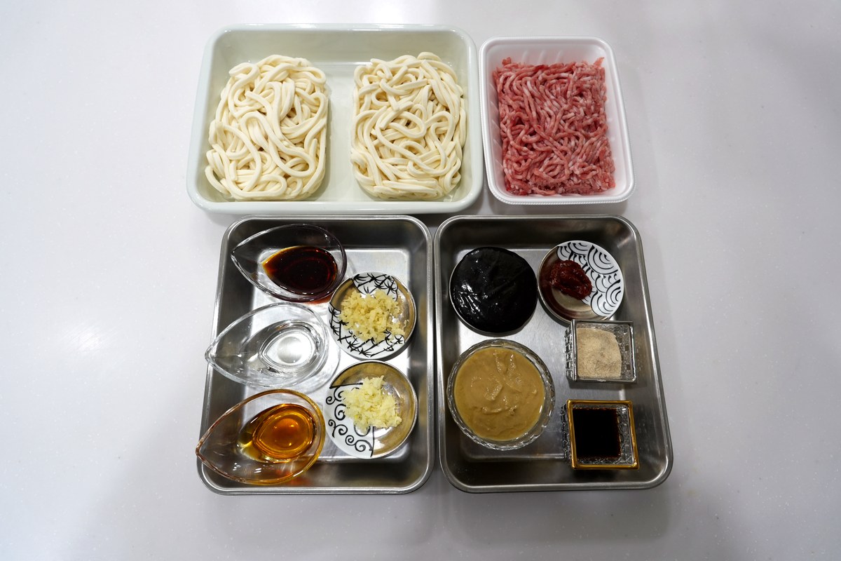 濃厚ごまだく担々うどんの材料：冷凍うどん、豚ひき肉、白練りごま、甜麺醤、豆板醤などの調味料