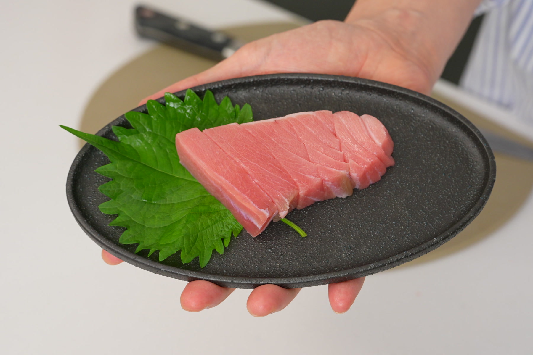 ロピアで買ったマグロを切って盛り付けたお刺身