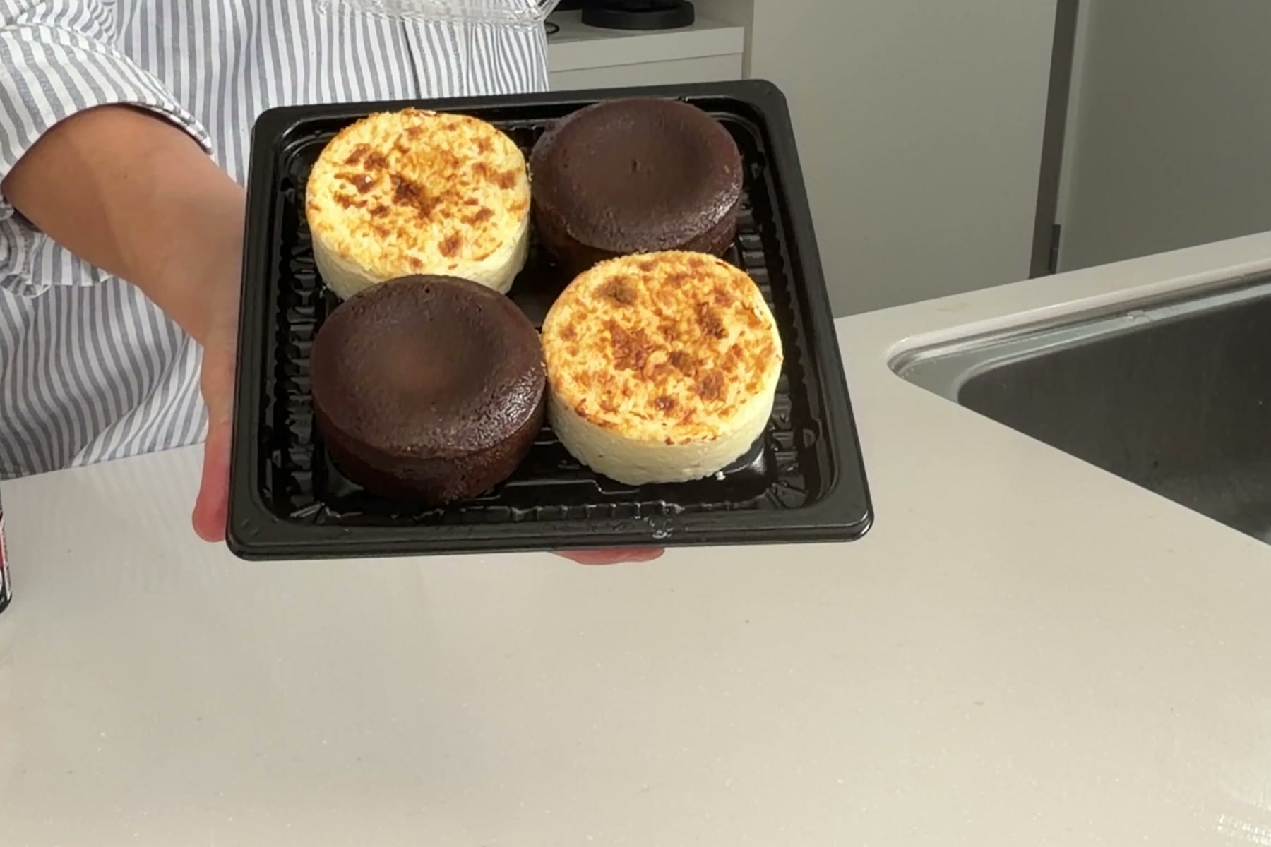 食後に並べた白色とチョコ色のスイーツ