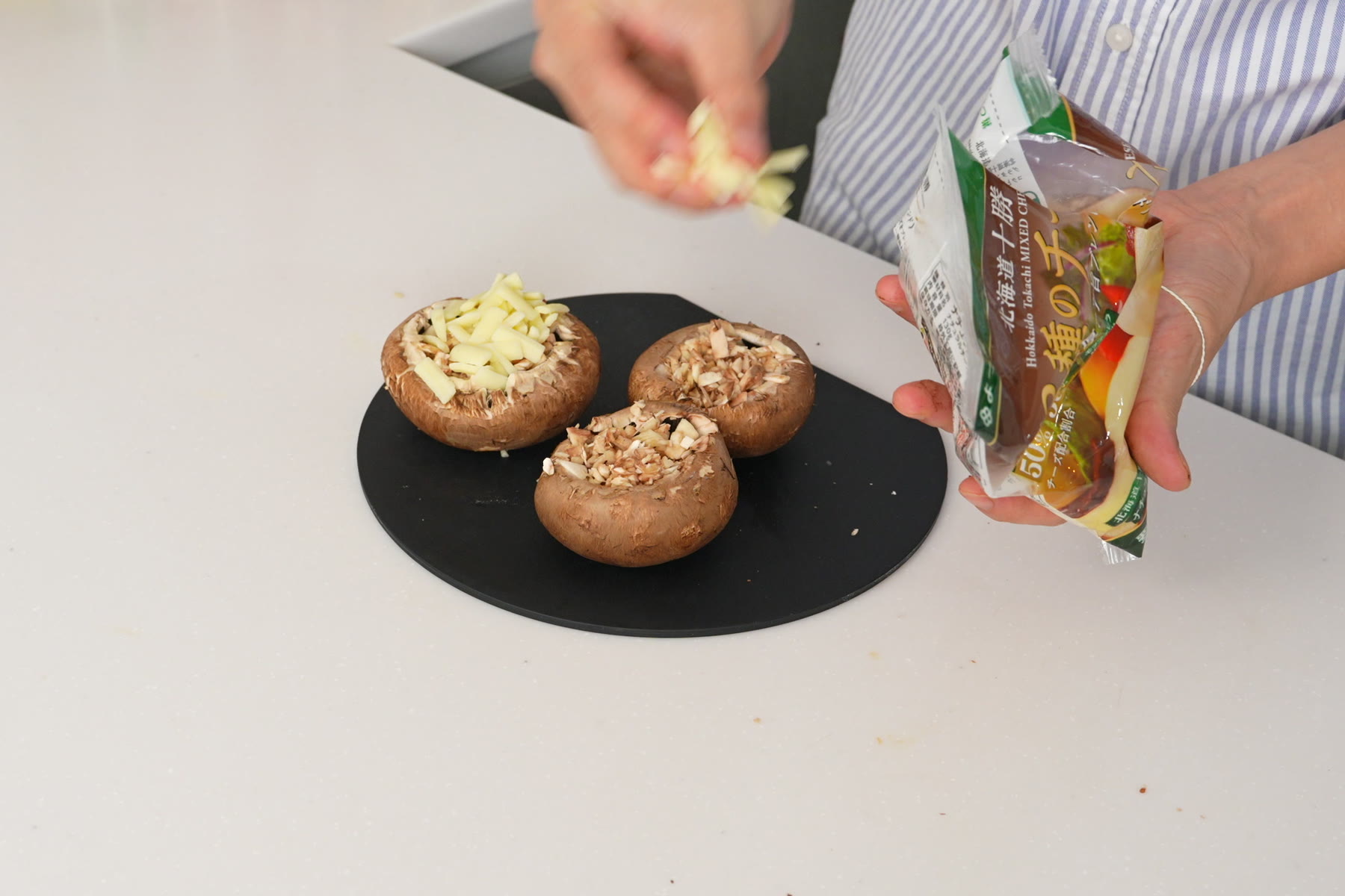 その上にチーズをのせます。