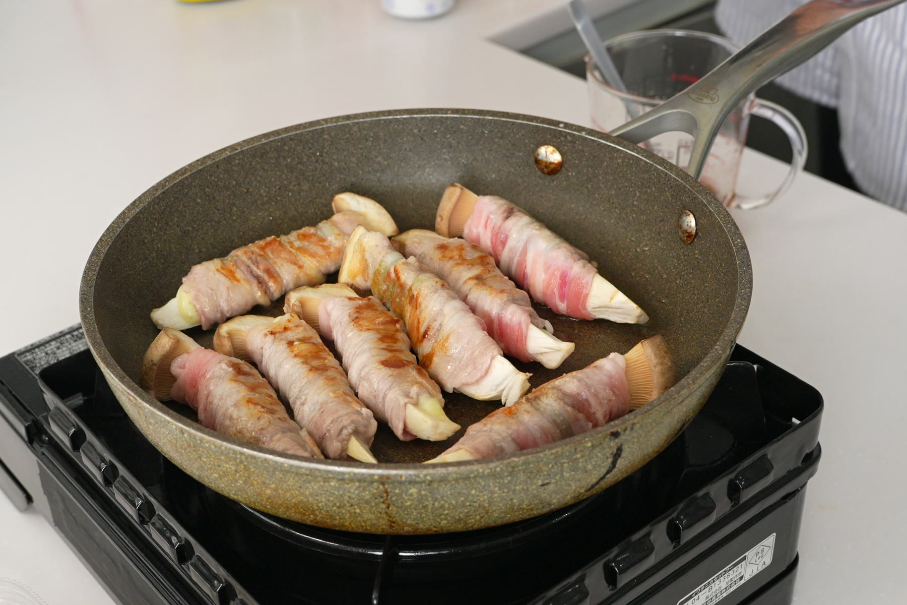 フライパンで向きを変えながら焼きます。