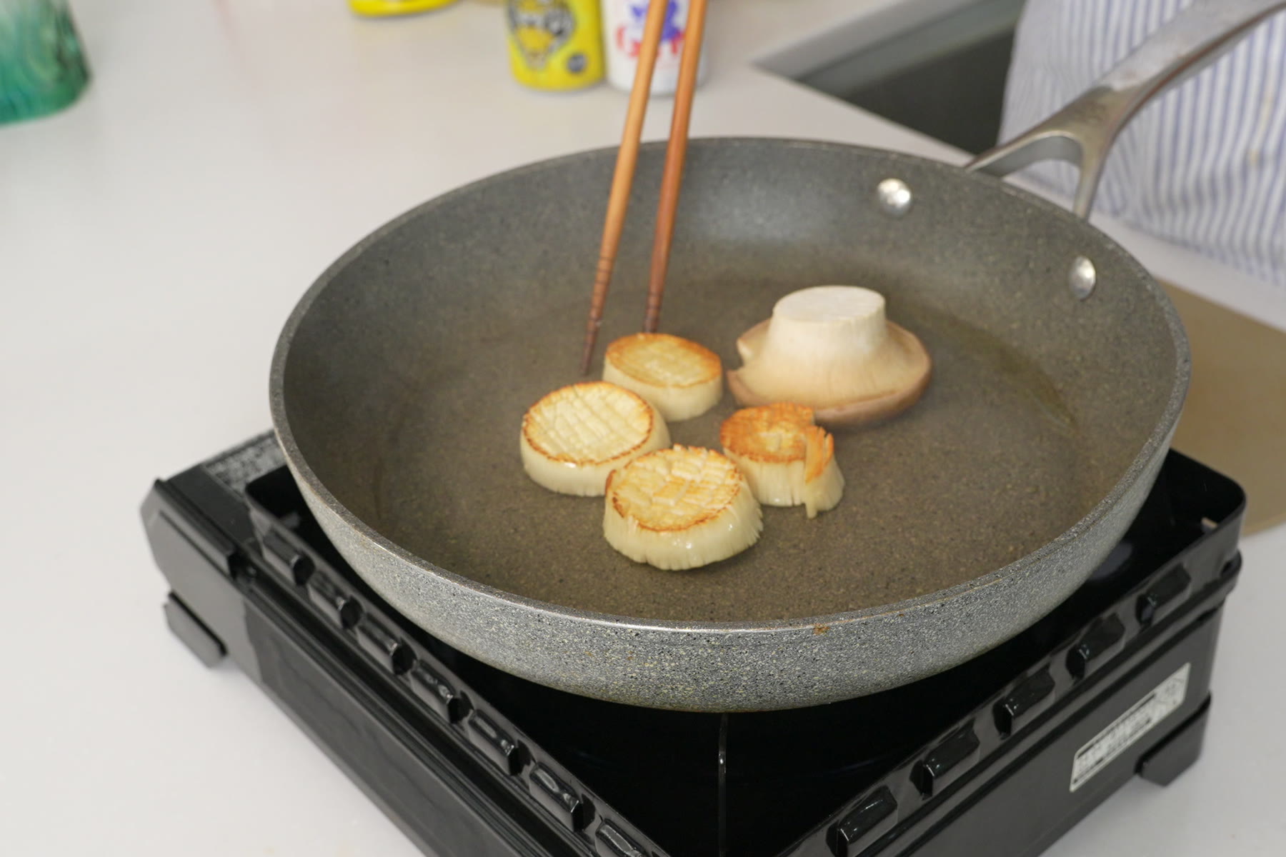 バターで焼き、両面に焼き色をつけます。