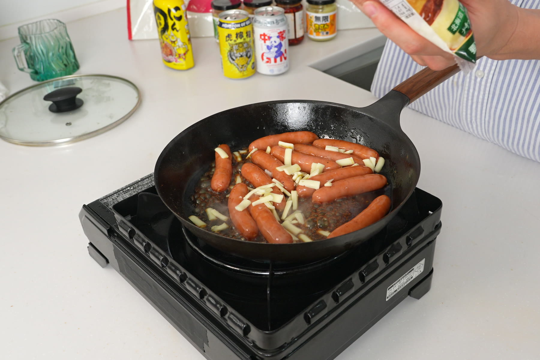チーズを加えたら、蓋をして溶かします。