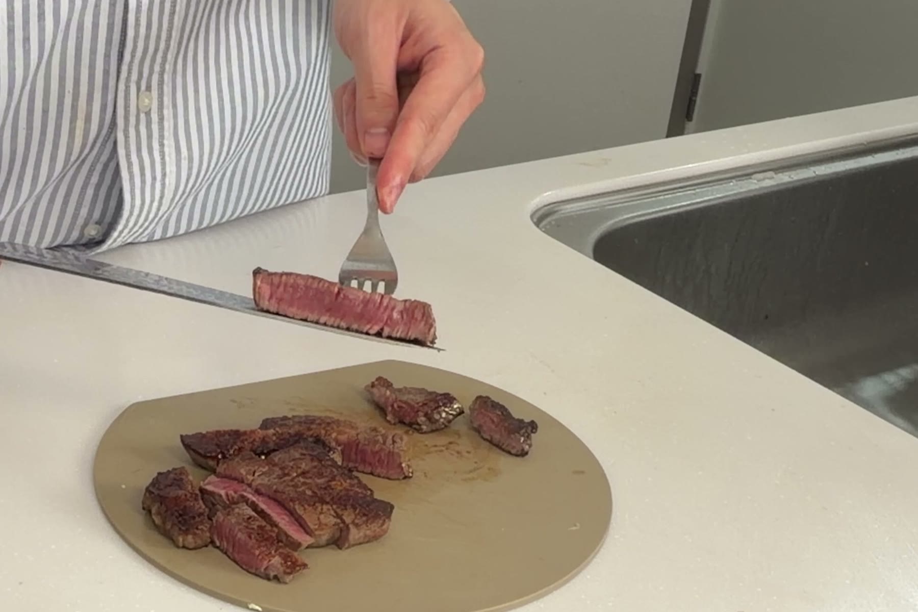 焼いたお肉を食べやすい大きさに切ります。