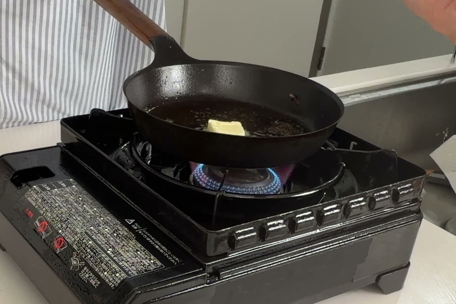 ご飯を炒めるフライパンにバターを。