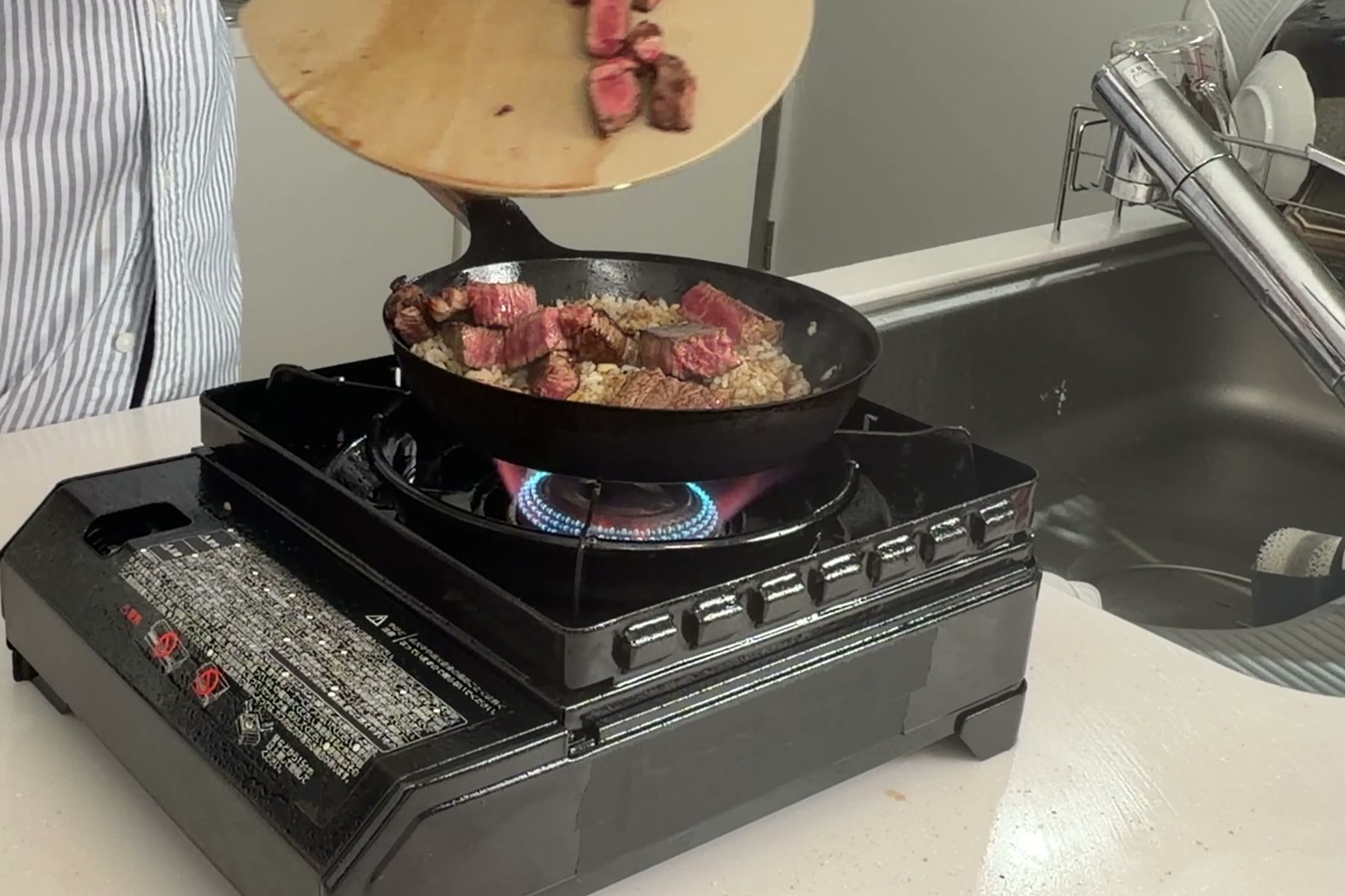 味付けしたご飯に、切ったステーキを戻します。