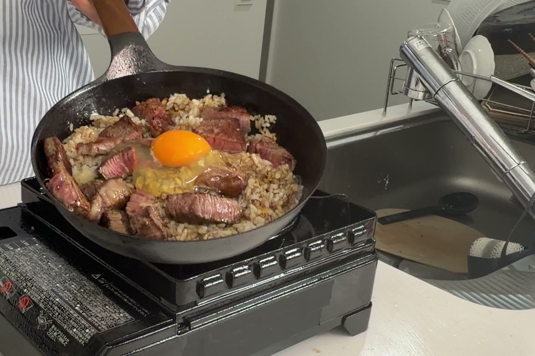 最後に卵黄をのせたら、ステーキガーリックライスの完成。