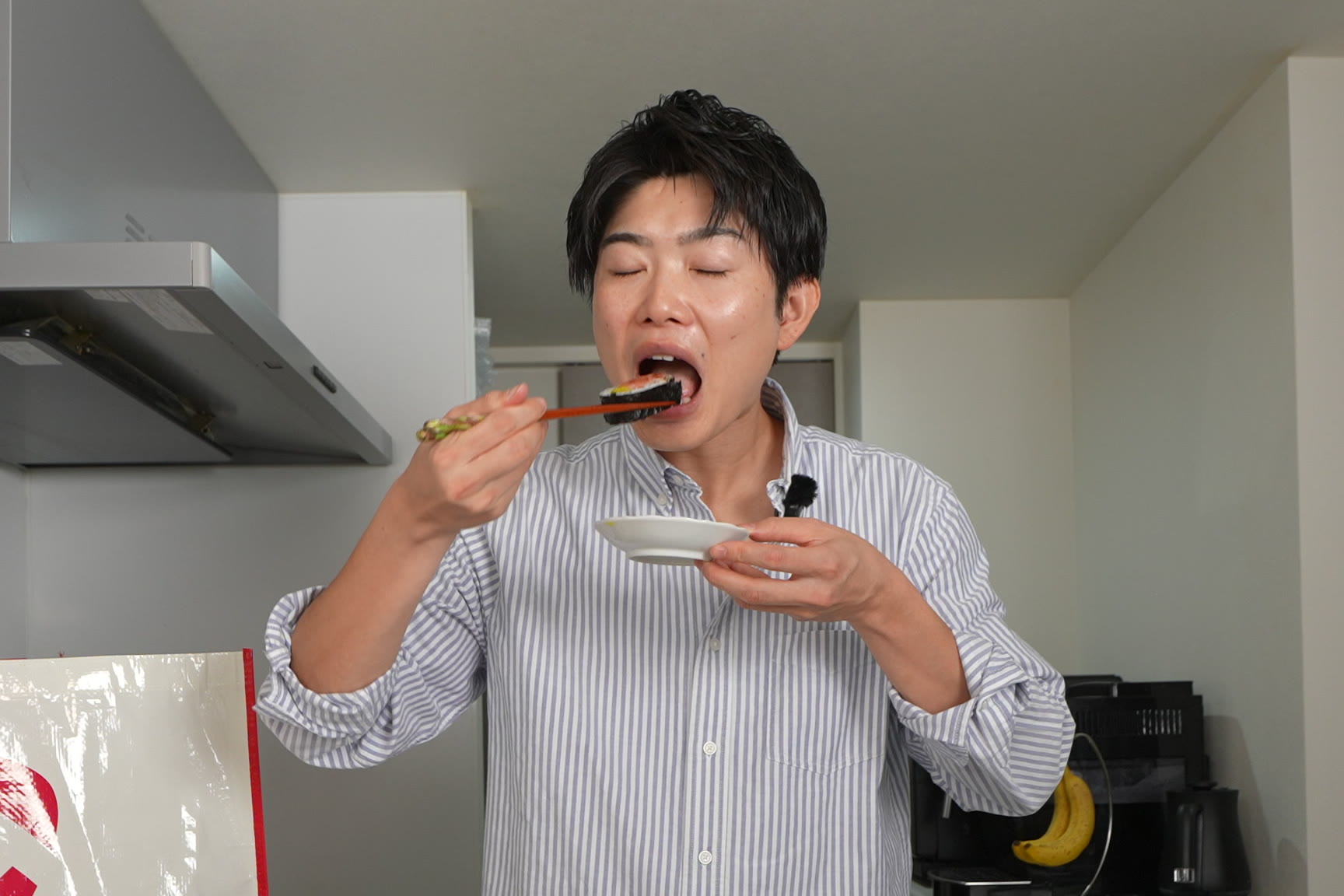 海鮮巻きをひと口食べるぴーきち