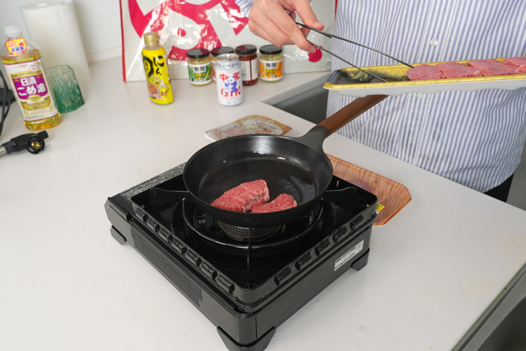 牛肉をフライパンに並べて焼く工程